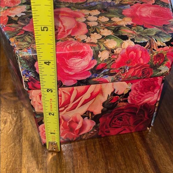 Vintage 3 Tier Roses Box - Picture 8 of 8